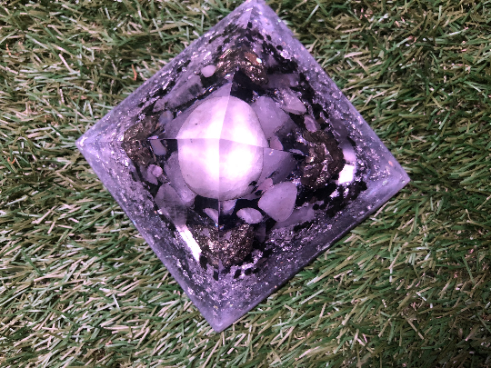 Orgonite pyramidale labradorite blanche de 12 cm / pyrite / shungite brute / sélénite / cristal de roche / feuilles d’argent / métaux