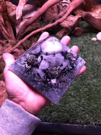 Orgonite pyramidale labradorite blanche de 12 cm / pyrite / shungite brute / sélénite / cristal de roche / feuilles d’argent / métaux