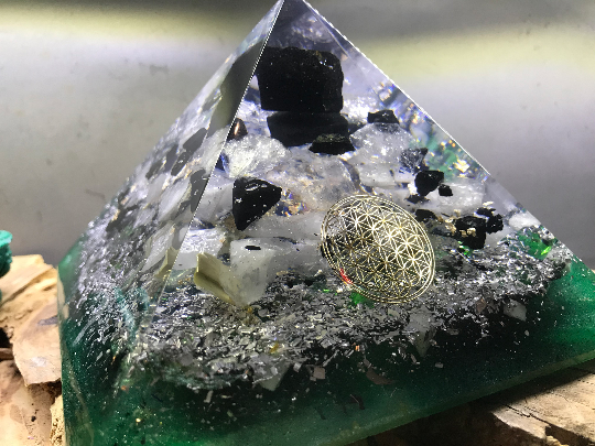 Orgonite pyramidale tourmaline noire de 16 cm / shungite / cristal de roche / symbole fleur de vie / tronçons d’aloe vera / feuilles d’or / métaux / moellons phosphorescents