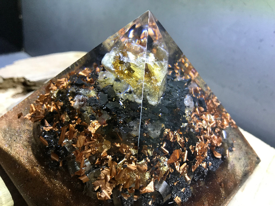 Orgonite pyramidale calcite orange brute de 12 cm / shungite brute / pierre de lave / cristal de roche / feuilles de cuivre / métaux / zinc