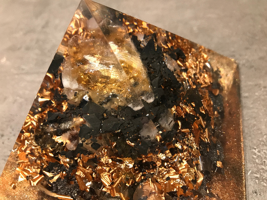 Orgonite pyramidale calcite orange brute de 12 cm / shungite brute / pierre de lave / cristal de roche / feuilles de cuivre / métaux / zinc