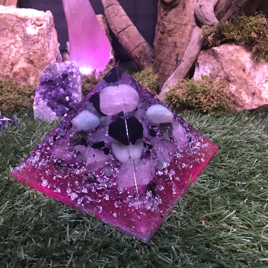 Orgonite pyramidale quartz rose de 16 cm / amazonite / tourmaline noire brute / aventurine verte / pyrite / cristal de roche / feuilles d'argent / métaux