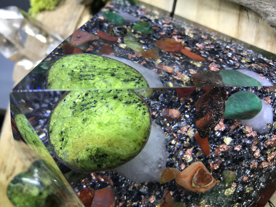 Orgonite pyramidale opale verte de 14 cm / jaspe vert, rouge /unakite jaune, noir / cornaline / cristal de roche / feuilles d’or & cuivre / métaux