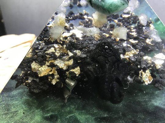 Orgonite pyramidale émeraude verte polie de 14 cm / cristal de roche / quartz noir / tête de ganesh / feuilles d’or / copeaux aluminium & zinc