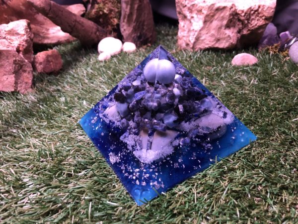 Orgonite pyramidale angélite 14 cm sodalite / shungite brute / quartz bleu / cristal de roche / feuilles d’argent / métaux