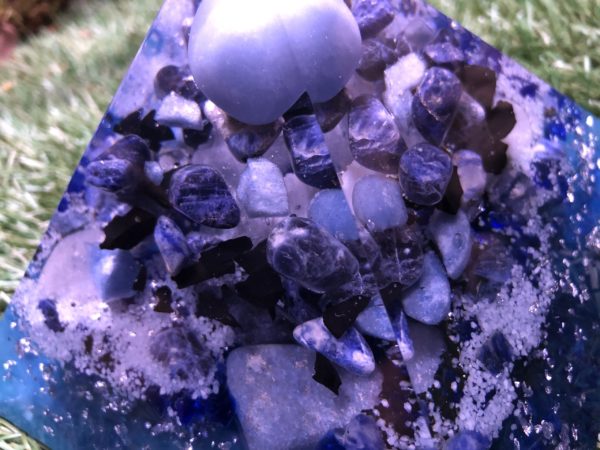 Orgonite pyramidale angélite 14 cm sodalite / shungite brute / quartz bleu / cristal de roche / feuilles d’argent / métaux