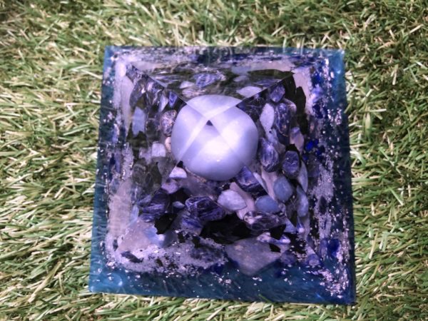 Orgonite pyramidale angélite 14 cm sodalite / shungite brute / quartz bleu / cristal de roche / feuilles d’argent / métaux