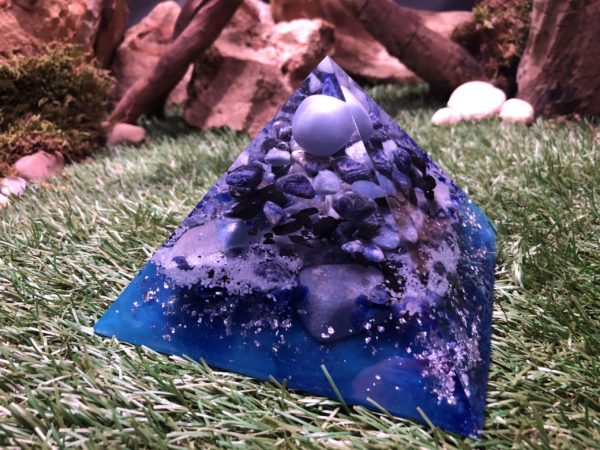 Orgonite pyramidale angélite 14 cm sodalite / shungite brute / quartz bleu / cristal de roche / feuilles d’argent / métaux