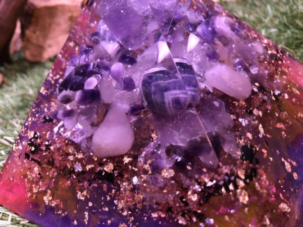 Orgonite pyramidale améthyste 14 cm / améthyste chevron / quartz rose / tourmaline noire / cristal de roche / feuilles d’or / d’argent & cuivre / métaux
