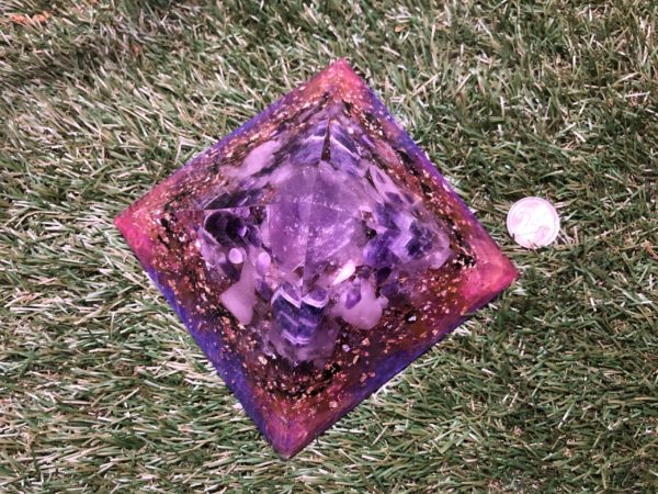 Orgonite pyramidale améthyste 14 cm / améthyste chevron / quartz rose / tourmaline noire / cristal de roche / feuilles d’or / d’argent & cuivre / métaux