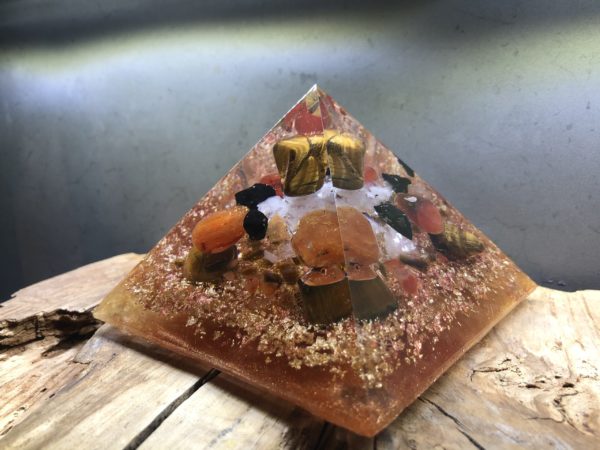 Orgonite pyramidale œil de tigre 12 cm cornaline / shungite brute / cristal de roche / feuilles d’or et de cuivre / métaux