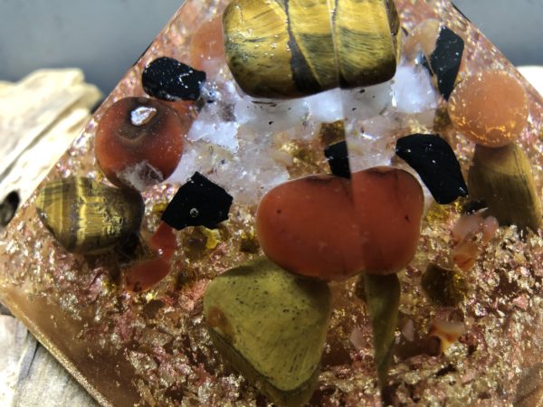 Orgonite pyramidale œil de tigre 12 cm cornaline / shungite brute / cristal de roche / feuilles d’or et de cuivre / métaux