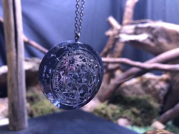 Pendentif Orgonite avec symbole alignement céleste