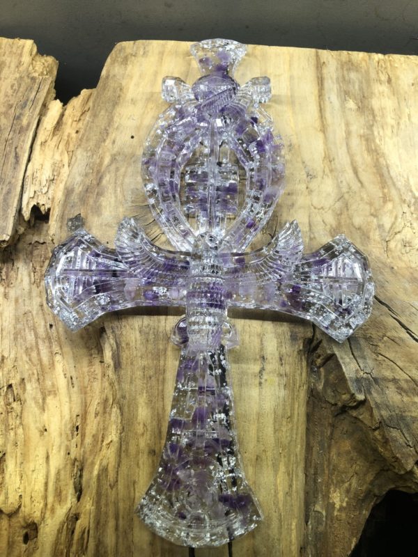 Croix d'Ankh Orgonite avec Améthyste. Fabrication Artisanale