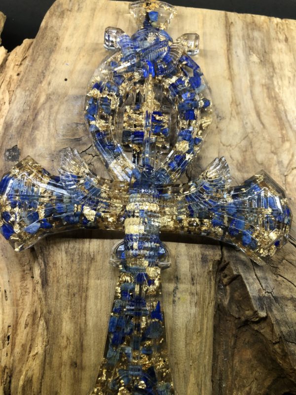 Croix d'Ankh Orgonite avec lapis-lazuli. Fabrication Artisanale