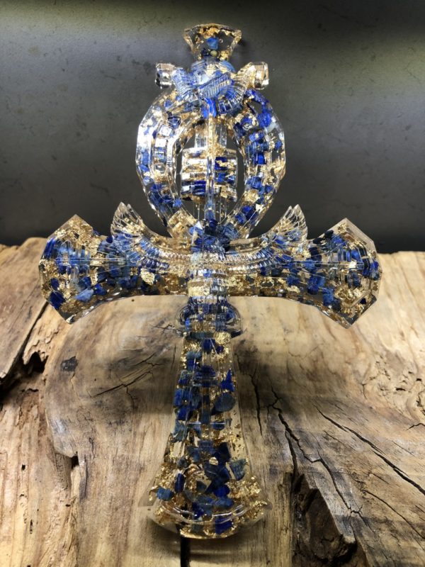 Croix d'Ankh Orgonite avec lapis-lazuli. Fabrication Artisanale