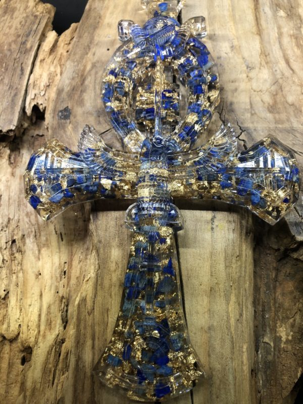 Croix d'Ankh Orgonite avec lapis-lazuli. Fabrication Artisanale