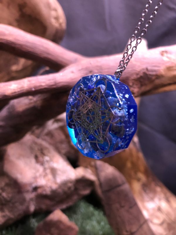 Pendentif orgonite Artisanal avec Cube de Métatron et Lapis-lazuli