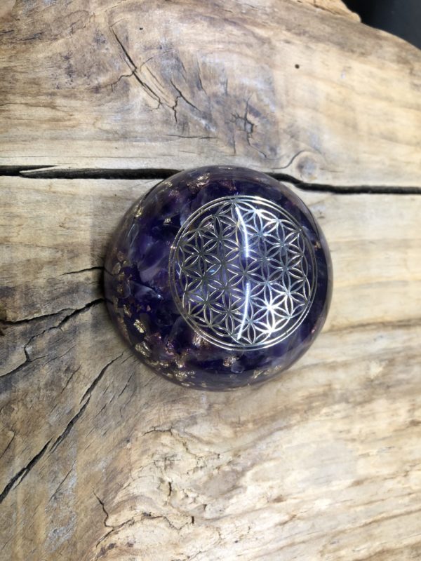 Orgonite demi sphère Améthyste et symbole de la fleur de vie