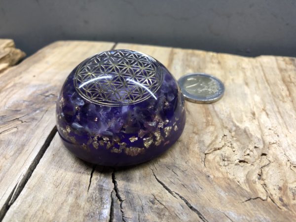 Orgonite demi sphère Améthyste et symbole de la fleur de vie