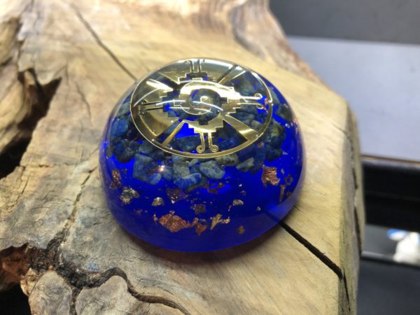 Orgonite demi sphère avec Lapis-lazuli et symbole Hunab Ku