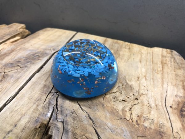 Orgonite demi sphère avec turquoise et symbole Sri Yantra