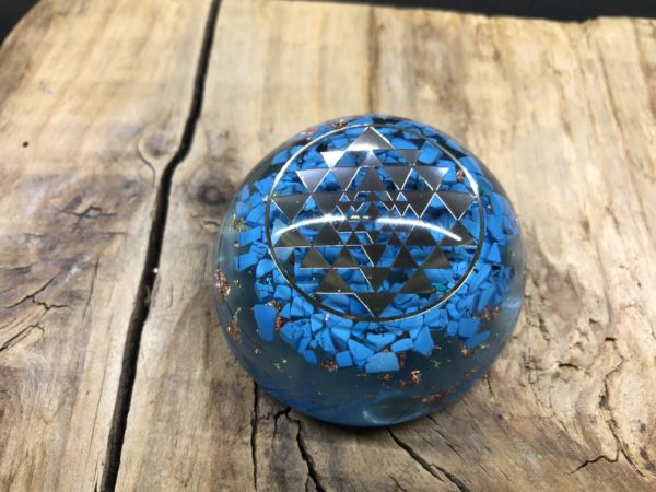 Orgonite demi sphère avec turquoise et symbole Sri Yantra