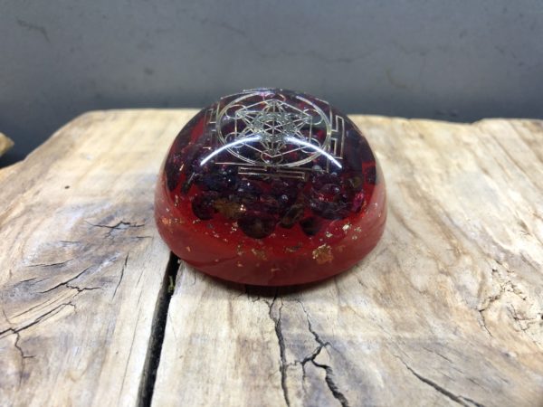 Orgonite demi sphère Grenat et symbole du Cube de Métatron