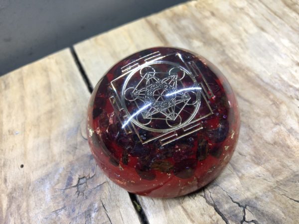 Orgonite demi sphère Grenat et symbole du Cube de Métatron