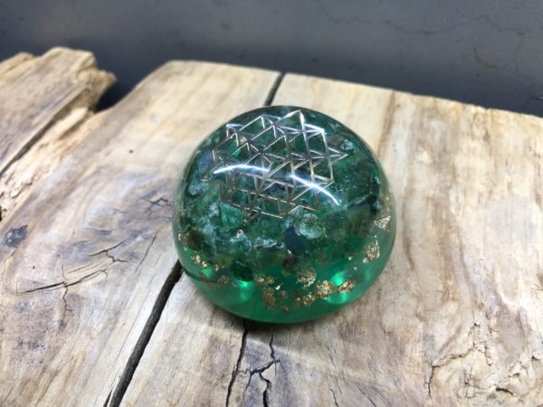 Orgonite demi sphère Aventurine verte et symbole Sri Yantra