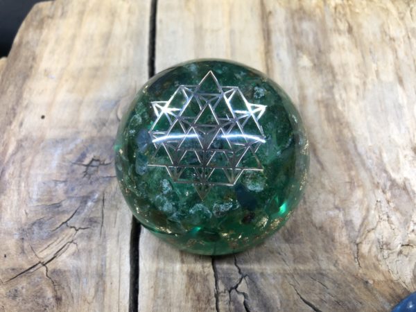 Orgonite demi sphère Aventurine verte et symbole Sri Yantra