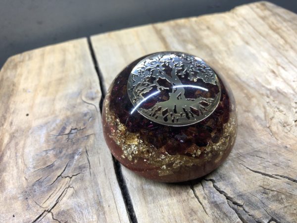 Orgonite demi sphère Grenat et symbole Arbre de vie