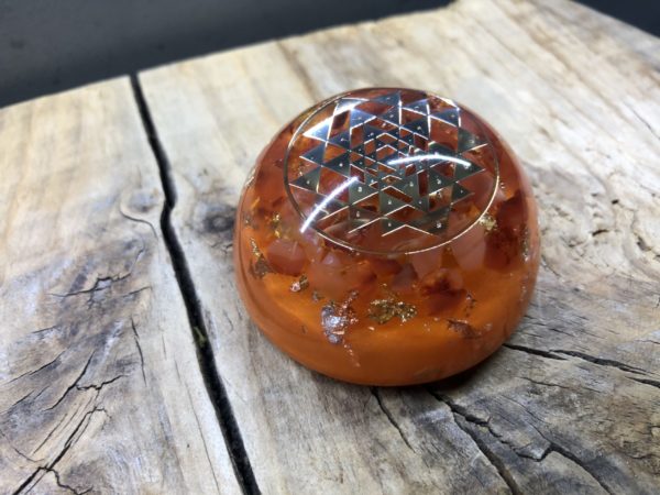 Orgonite demi sphère Cornaline et symbole Sri Yantra