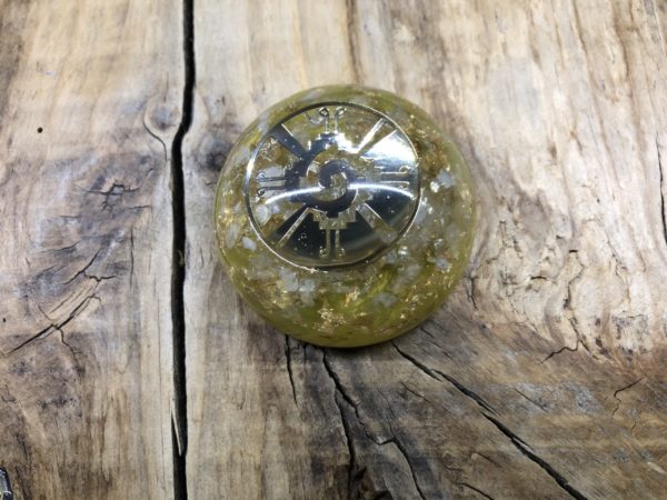 Orgonite demi sphère citrine et symbole Hunab Ku