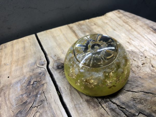 Orgonite demi sphère citrine et symbole Hunab Ku