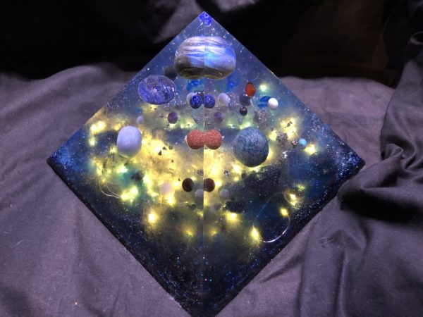 Orgonite pyramidale labradorite 18 cm / apatite / angélite / pyrite / donut ou pi chinois en sodalite / cristal de roche / perle de sodalite / howlite / hématite / cornaline ...