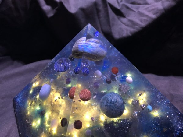 Orgonite pyramidale labradorite 18 cm / apatite / angélite / pyrite / donut ou pi chinois en sodalite / cristal de roche / perle de sodalite / howlite / hématite / cornaline ...