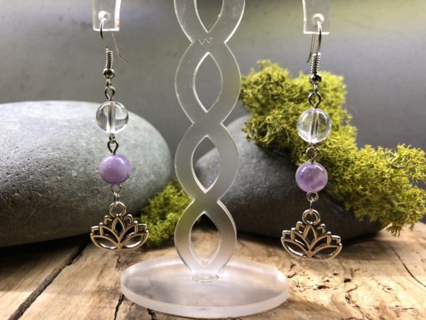 Boucles d'oreilles élégantes en Améthyste et Cristal de roche, avec Lotus.