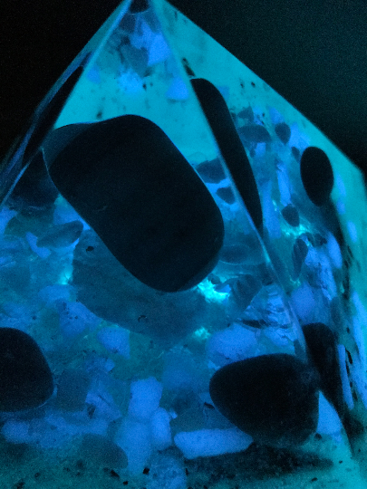 Orgonite pyramidale agate bleue de 16 cm / jaspe bleu / shungite brute / cristal de roche / feuilles argent & cuivre / métaux / pigment phosphorescent