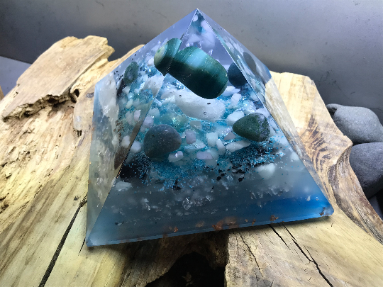 Orgonite pyramidale agate bleue de 16 cm / jaspe bleu / shungite brute / cristal de roche / feuilles argent & cuivre / métaux / pigment phosphorescent