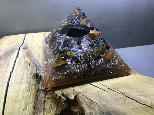Orgonite pyramidale shungite roulée de 12 cm / pyrite / oeil de taureau / tigre / faucon de cristal de roche / feuilles d’argent / or / cuivre / métaux