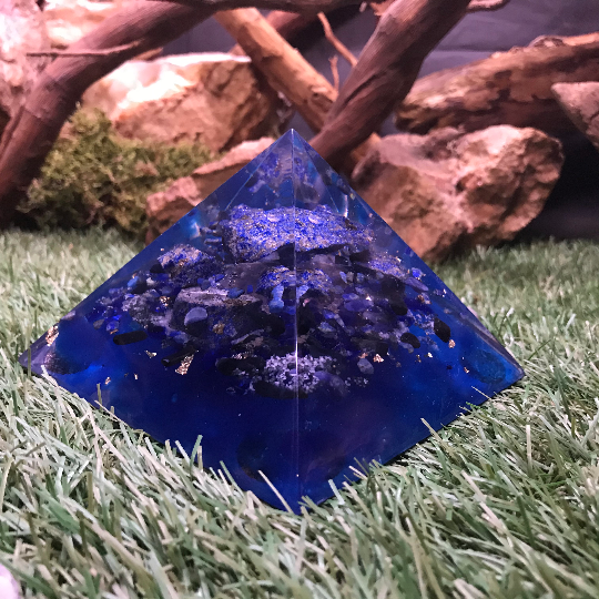 Orgonite pyramidale lapis-lazuli brut de 12 cm / pierre oeil de faucon / cristal de roche / feuilles d’or / métaux