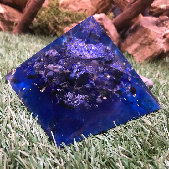 Orgonite pyramidale lapis-lazuli brut de 12 cm / pierre oeil de faucon / cristal de roche / feuilles d’or / métaux