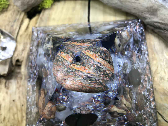 Orgonite pyramidale agate tutorielle de 12 cm / tourmaline noire roulée / cristal de roche / feuilles cuivre & d’argent / métaux
