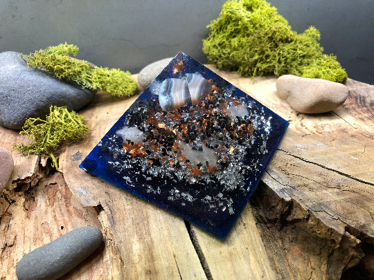 Orgonite pyramidale agate de 9 cm / cristal de roche / feuilles cuivre / métaux