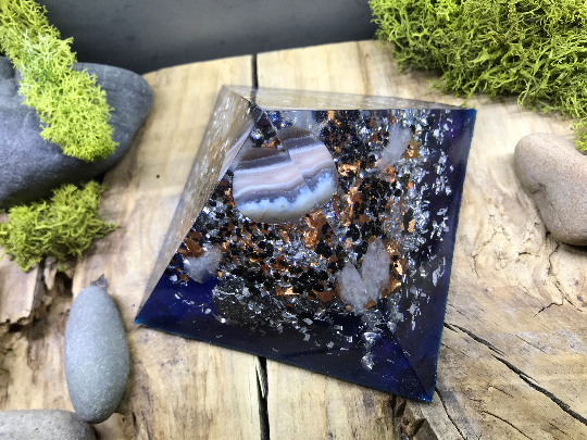 Orgonite pyramidale agate de 9 cm / cristal de roche / feuilles cuivre / métaux
