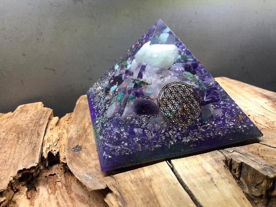 Orgonite pyramidale aigue marine de 12 cm / améthyste chevron / quartz rose / agate mousse / amazonite / cristal de roche / feuilles d’or / métaux
