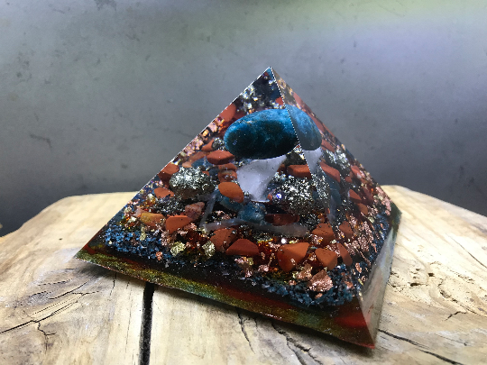 Orgonite pyramidale apatite bleu 9 cm jaspe rouge pyrite / sélénite / cristal de roche / feuilles d'or & cuivre / métaux