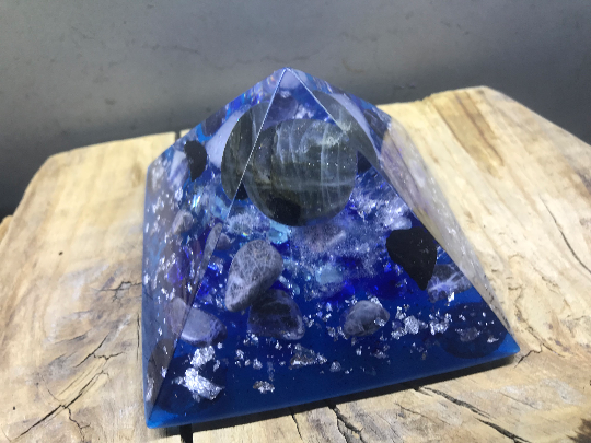 Orgonite pyramidale labradorite 9 cm / sodalite / hungite brute / cristal de roche / feuilles d’argent / métaux