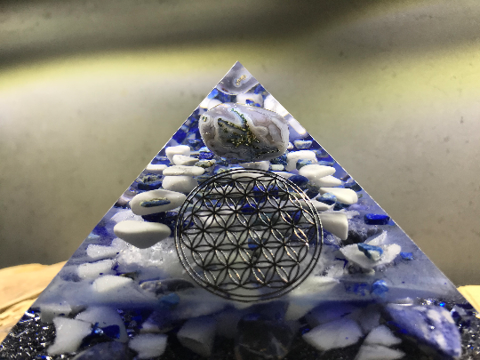 Orgonite pyramidale agate de 12 cm / lapis lazuli / sodalite / howlite / cristal de roche / feuilles d'argent / métaux / moellons & poudre phosphorescente / fleur de vie